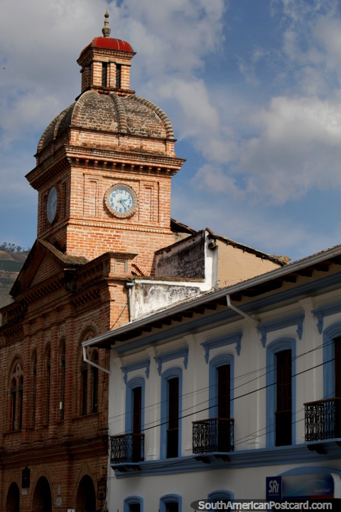 A torre do relógio Torreon e o museu em Ibarra, ao lado do Parque Pedro Moncayo. (480x720px). Equador, América do Sul.