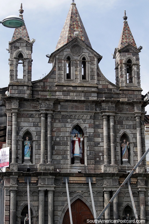 Capela episcopal construiu-se antes da catedral e está diretamente junto dela em Ibarra. (480x720px). Equador, América do Sul.