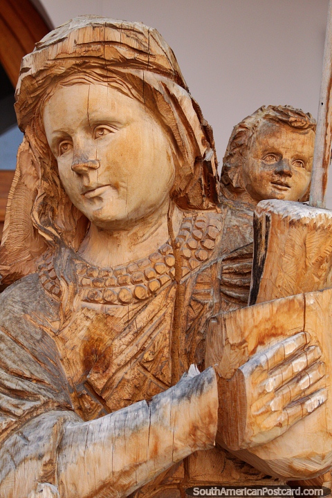 Uma mulher e criança esculpida em madeira, feita em San Antonio, uma aldeia perto de Ibarra. (480x720px). Equador, América do Sul.