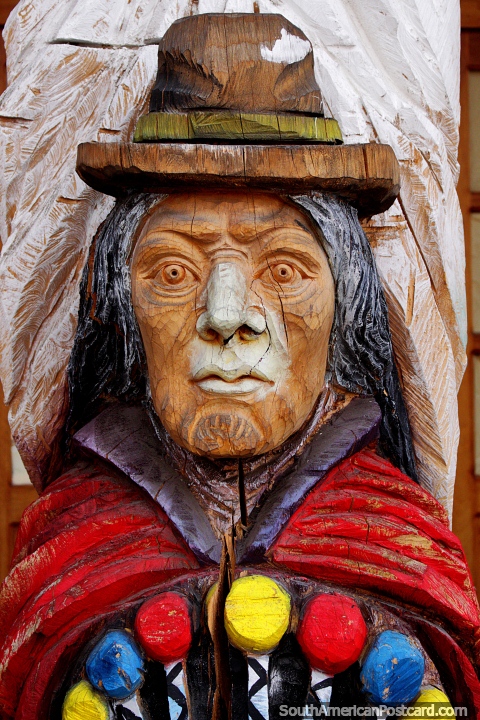 O único entalho de madeira que vi em Ibarra que se tinha pintado, mulher indïgena com o chapéu. (480x720px). Equador, América do Sul.