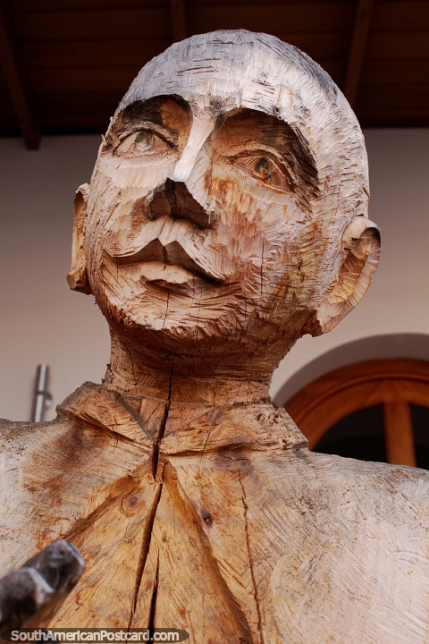 Una figura de aspecto distinguido tallada en madera en San Antonio, Ibarra. (480x720px). Ecuador, Sudamerica.