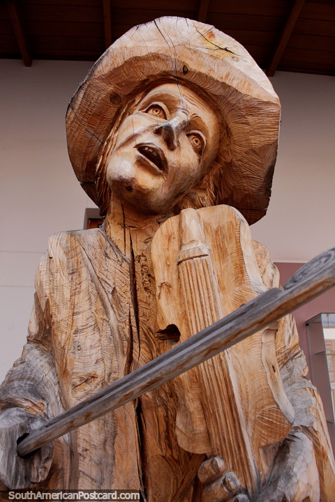 O jogador de violino de músico esculpiu soberbamente na madeira no monitor em Ibarra. (480x720px). Equador, América do Sul.