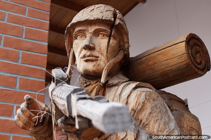 Homem militar com arma criada em San Antonio de madeira, exposta em Ibarra. (720x480px). Equador, América do Sul.