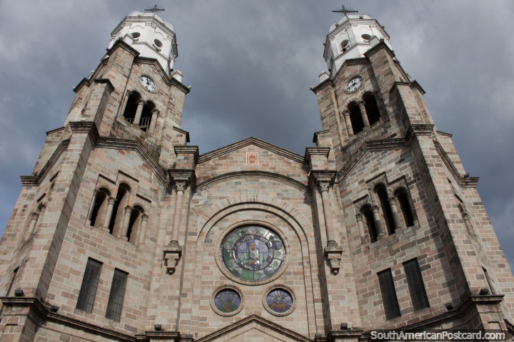 Igreja Basilica da Dolorosa, estilo neo românico, nave única com um teto de coffered, Ibarra. (720x480px). Equador, América do Sul.