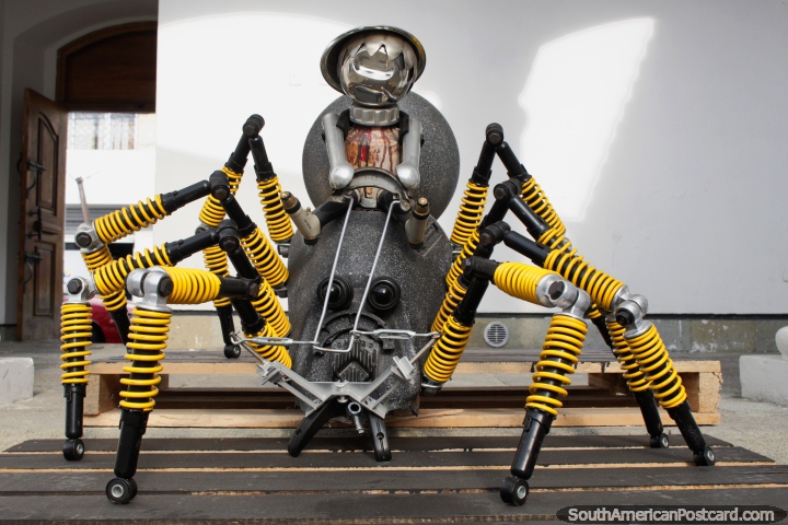 Aranha com pernas amarelas feitas de partes industriais por Ramon Burneo, Ibarra. (720x480px). Equador, Amrica do Sul.