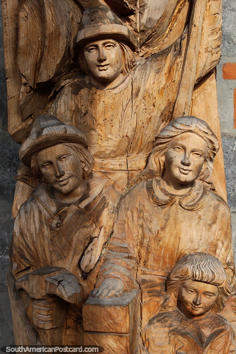 Familia, figuras de tamao natural talladas en madera en San Antonio a 6km de Ibarra. (480x720px). Ecuador, Sudamerica.