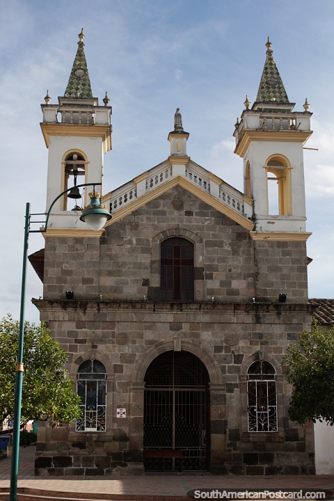 A Igreja San Agustin em Ibarra construiu-se entre 1876 e 1880. (480x720px). Equador, Amrica do Sul.