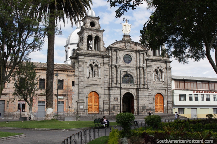Parque y Iglesia La Merced en Ibarra, construido en estilo Romano, a principios del siglo XIX. (720x480px). Ecuador, Sudamerica.