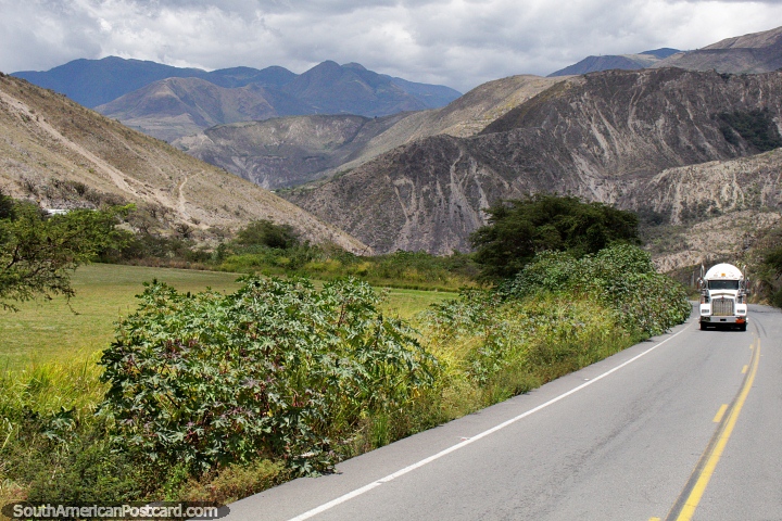 Camino a través de las montañas hacia la costa a San Lorenzo desde Ibarra. (720x480px). Ecuador, Sudamerica.