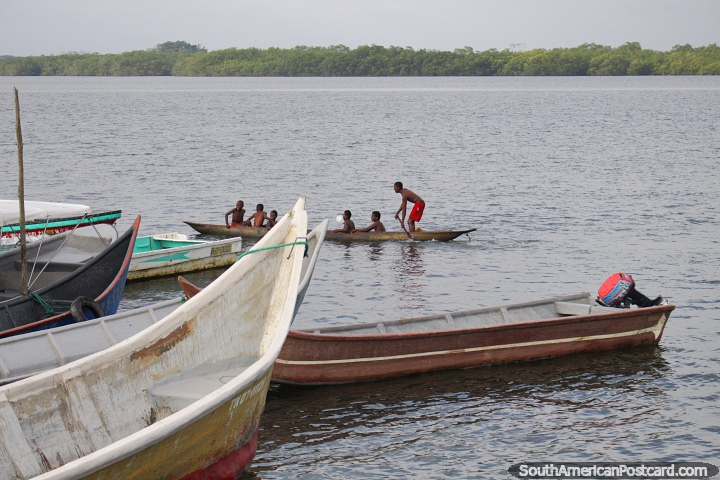 Canoa de madera llena de niños en el puerto de San Lorenzo. (720x480px). Ecuador, Sudamerica.