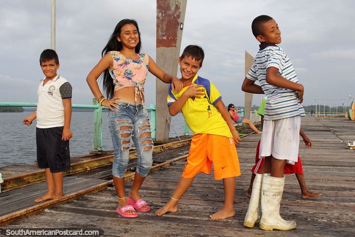 Niños locales de San Lorenzo posando para la cámara, diversión en el puerto y el muelle. (720x480px). Ecuador, Sudamerica.