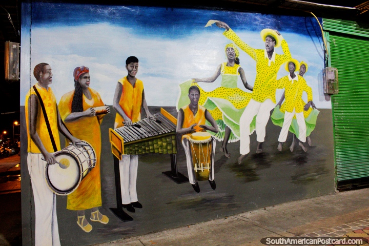 Os ritmos afros e equatorianos executaram com marimba e percussão, mural em San Lorenzo. (720x480px). Equador, América do Sul.