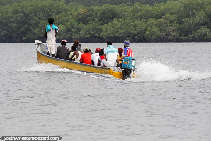 Un bote lleno de gente en las aguas frente a la costa de San Lorenzo. (720x480px). Ecuador, Sudamerica.