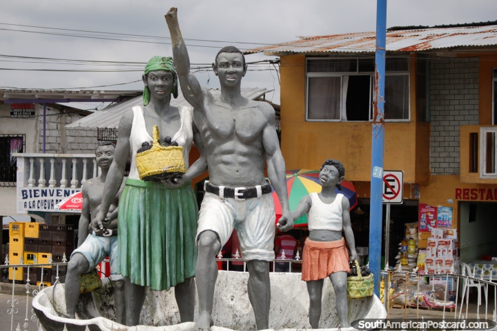 Famïlia de 4 pessoas, monumento no porto de San Lorenzo. (720x480px). Equador, América do Sul.