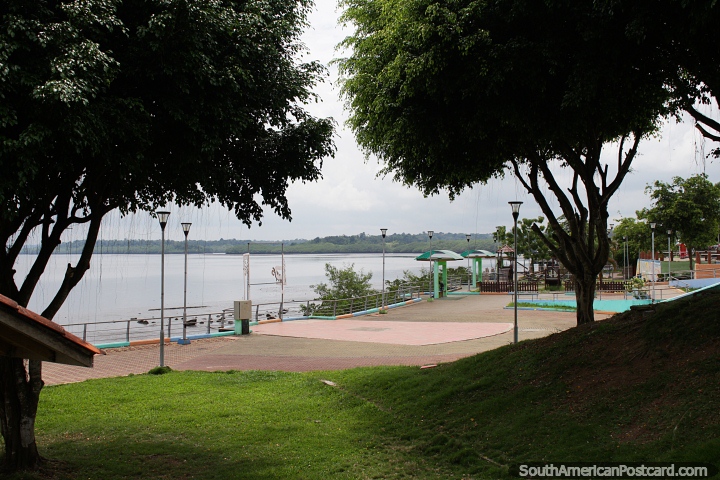Do parque no porto que olha em direção a mangues distantes em San Lorenzo. (720x480px). Equador, América do Sul.