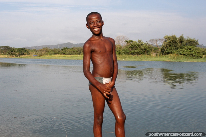 Amistoso chico local de Esmeraldas posa junto al río. (720x480px). Ecuador, Sudamerica.