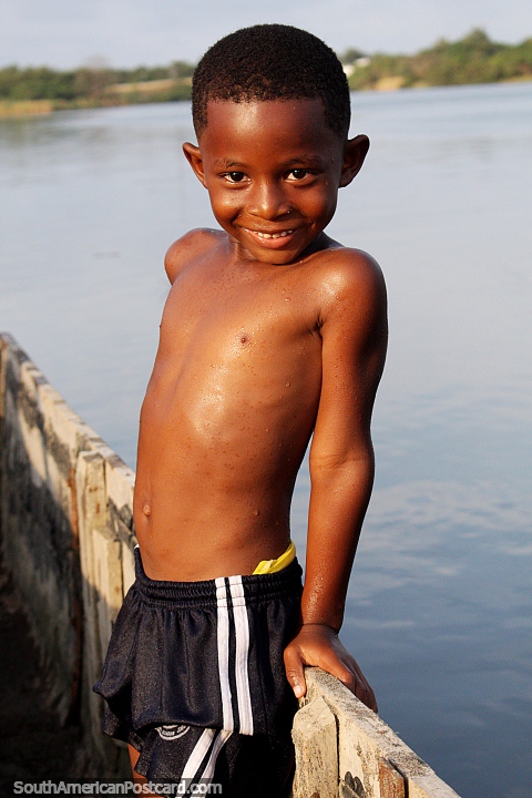 O mais jovem dos 3 irmos do Rio Esmeraldas. (480x720px). Equador, Amrica do Sul.