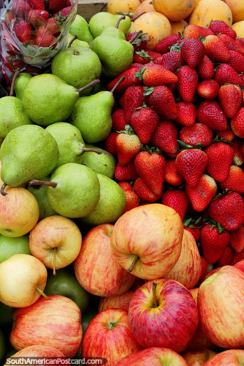 Morangos, pêras e maçãs de venda nos mercados em Esmeraldas. (480x720px). Equador, América do Sul.