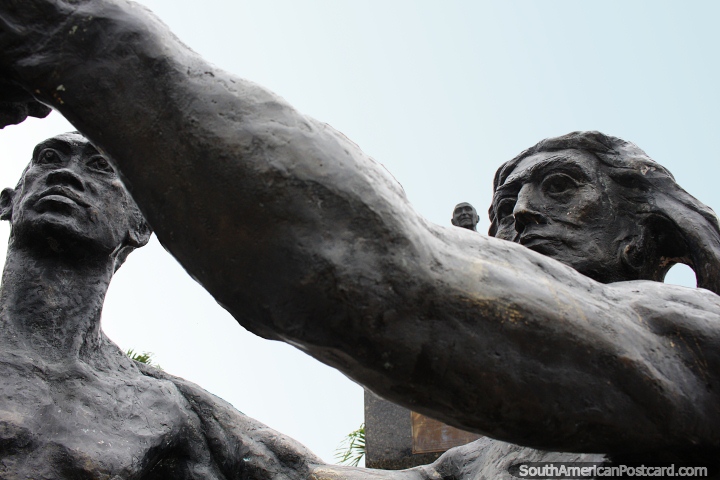 Monumento de bronce de una mujer y un hombre y una estatua distante en Esmeraldas. (720x480px). Ecuador, Sudamerica.