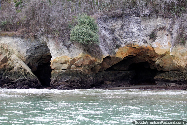 Cuevas junto al mar cerca de la Isla de los Pajaros frente a la costa de la playa de Atacames. (720x480px). Ecuador, Sudamerica.