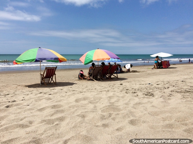 Areia, sol e mar em Praia Atacames, 45 minutos ao sul de Esmeraldas, belo. (640x480px). Equador, América do Sul.