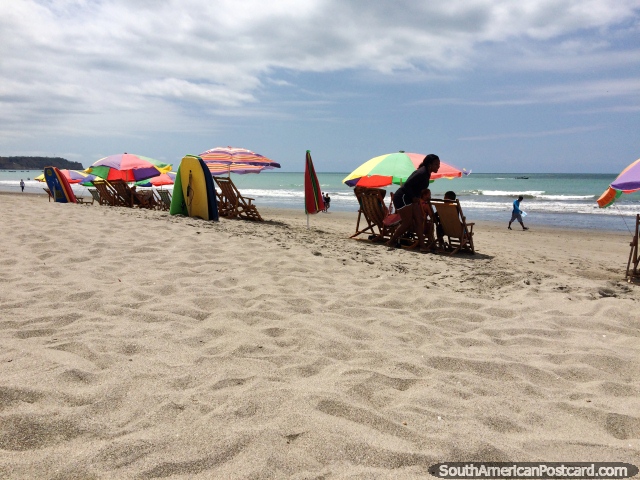 Guarda-chuvas coloridos e sombreados, a bela praia em Atacames em um dia cheio de sol. (640x480px). Equador, América do Sul.