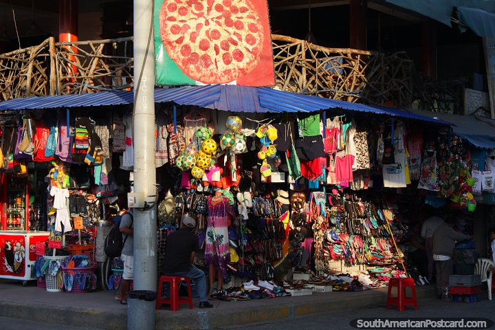 Tienda de playa con ropa, bolsos, pelotas, sombreros y sandalias en Atacames. (720x480px). Ecuador, Sudamerica.