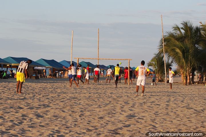 Cancha de fútbol y voleibol en la arena, jóvenes jugando en la playa de Atacames. (720x480px). Ecuador, Sudamerica.