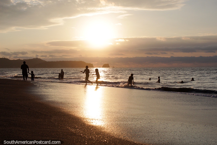 As praias só são praias quando o sol brilha, ocaso em Atacames. (720x480px). Equador, América do Sul.