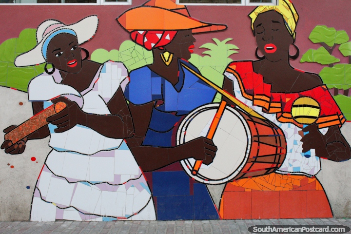 3 mulheres que tocam música, um mural feito de telhas em Atacames, cores bonitas. (720x480px). Equador, América do Sul.