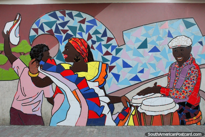 El hombre toca congas, una mujer y hombre bailan, un impresionante mural de azulejos en Atacames. (720x480px). Ecuador, Sudamerica.