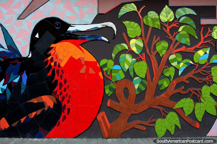 Mural de azulejos de una gran ave marina y un hermoso árbol verde en Atacames, arte callejero fantástico. (720x480px). Ecuador, Sudamerica.