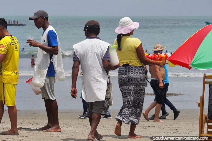 Sandía, mango y también jugo de coco para comprar en la playa de Atacames. (720x480px). Ecuador, Sudamerica.