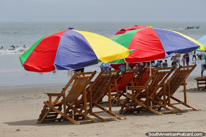 Alquile una silla de playa debajo de una sombrilla y disfrute del da junto al mar en Atacames. (720x480px). Ecuador, Sudamerica.