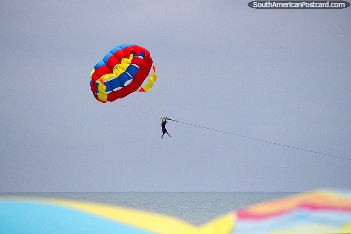 Remolcados detrás de un bote en paracaídas en la playa de Atacames, lo llaman parasailing. (720x480px). Ecuador, Sudamerica.