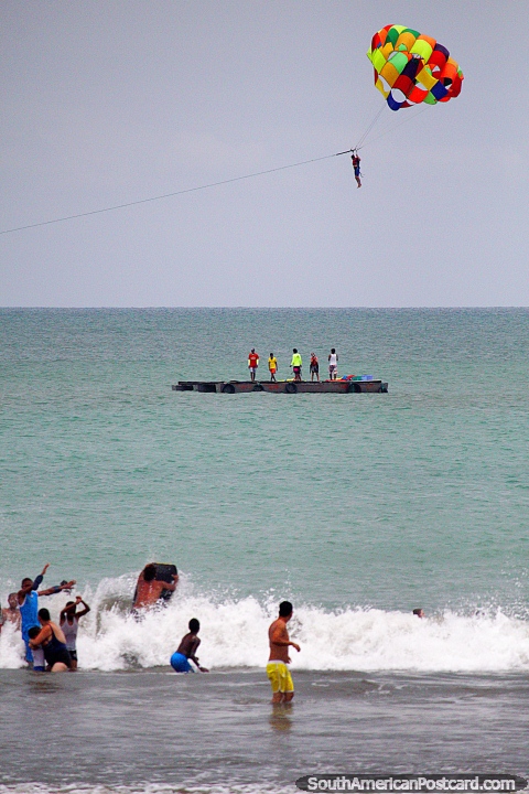 Parasailing en la playa de Atacames, llegando a aterrizar en la plataforma, no es fácil. (480x720px). Ecuador, Sudamerica.