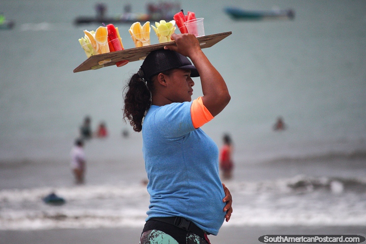 Rodajas de naranja, mango y sanda para comer y disfrutar en la playa de Atacames. (720x480px). Ecuador, Sudamerica.