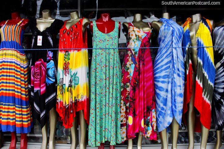 Hermosos vestidos de playa para las mujeres a la venta junto a la playa en Atacames. (720x480px). Ecuador, Sudamerica.