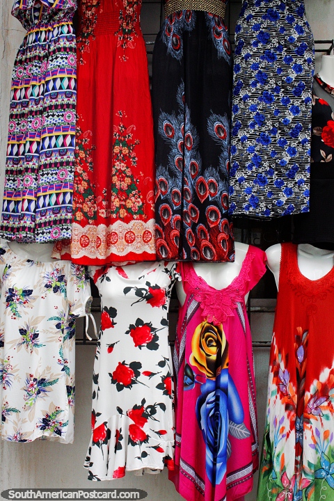 Roupas de festa elegantes de mulheres, belos vestidos de venda em Atacames. (480x720px). Equador, Amrica do Sul.