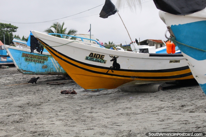 Barcos na praia na pequena cidade de praia de Mompiche. (720x480px). Equador, América do Sul.