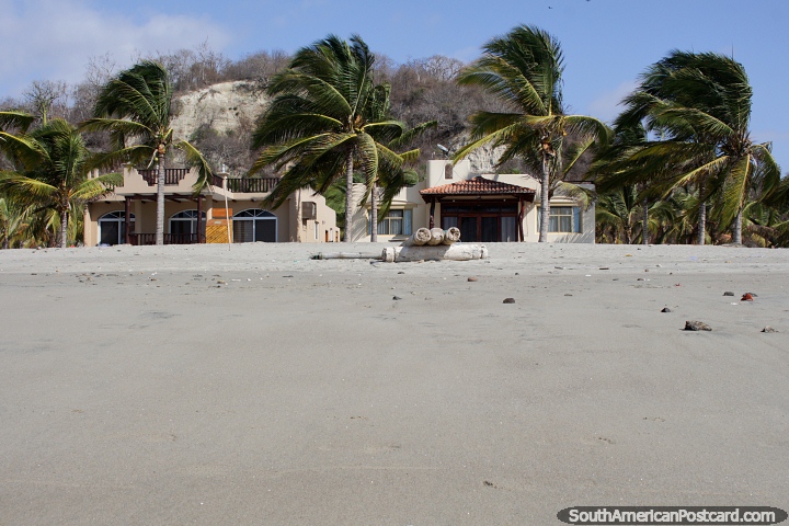 Casas de gente rica en la parte de atrs de la playa en El Matal, deseara tener una. (720x480px). Ecuador, Sudamerica.