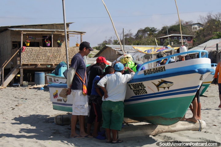 A comunidade de pesca inspeciona o proveito do dia na praia em El Matal. (720x480px). Equador, América do Sul.