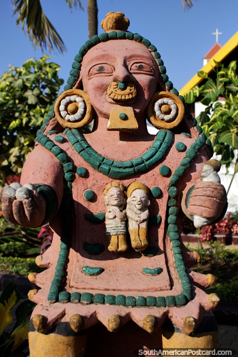 Chamán, figura de cerámica en exhibición en el parque central de Jama. (480x720px). Ecuador, Sudamerica.