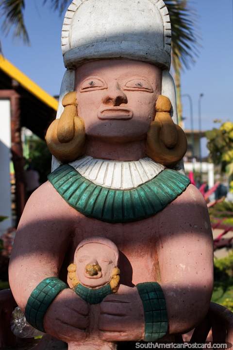 Materna, madre y hijo de cerámica, figuras ancestrales en el parque central de Jama. (480x720px). Ecuador, Sudamerica.