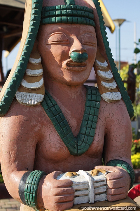 Orfebre, una persona que trabaja con metales preciosos, figura de cerámica en el parque central, Jama. (480x720px). Ecuador, Sudamerica.