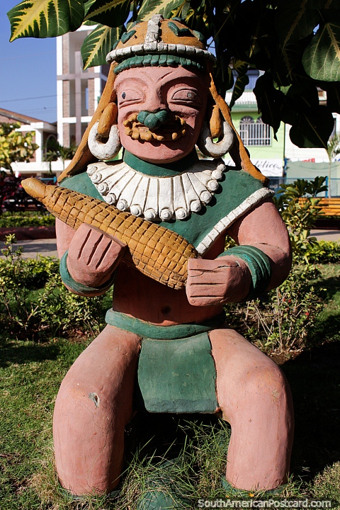 O homem de milho verde, figuras ancestrais e trabalhos cerâmicos em exposição em parque central, Jama. (480x720px). Equador, América do Sul.