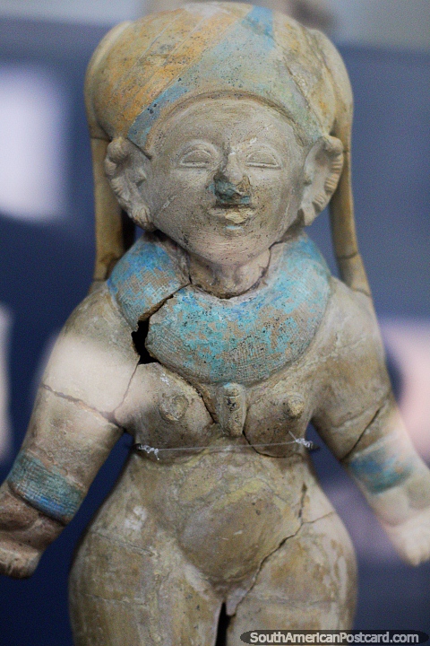 Antigua figura de cerámica descubierta en el estado de Manabi, expuesta en el museo de Jama. (480x720px). Ecuador, Sudamerica.