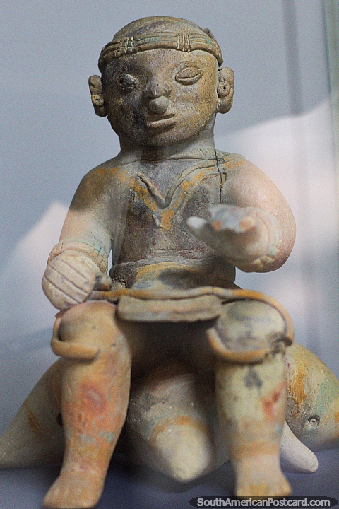 Antiguos trabajos de cerámica encontrados en la costa en el estado de Manabi, exhibidos en el Museo de Jama. (480x720px). Ecuador, Sudamerica.