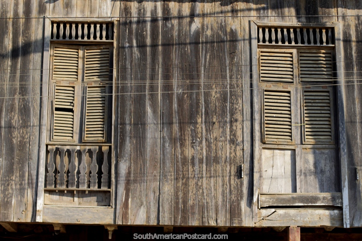 As velhas folhas de janela de madeira lembram-lhe dos dias de vaqueiros e ndios, que constroem em Jama. (720x480px). Equador, Amrica do Sul.