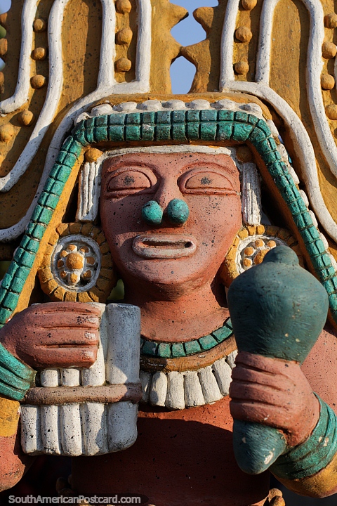 Músico, toca percusión, trabajo de cerámica en el parque central de Jama. (480x720px). Ecuador, Sudamerica.